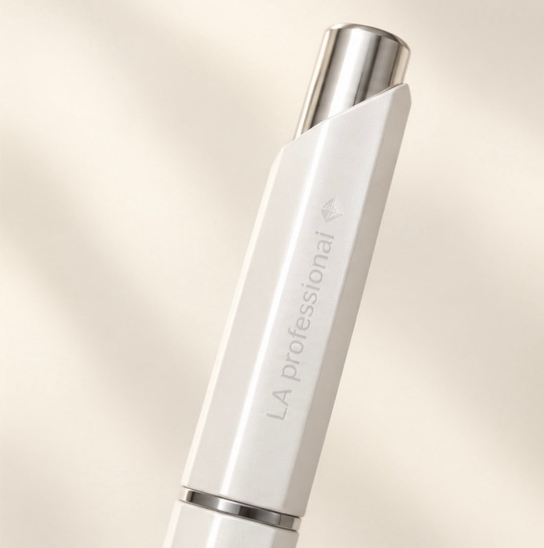 LA PROFESSIONAL 2-IN-1 MAGNET & BRUSH